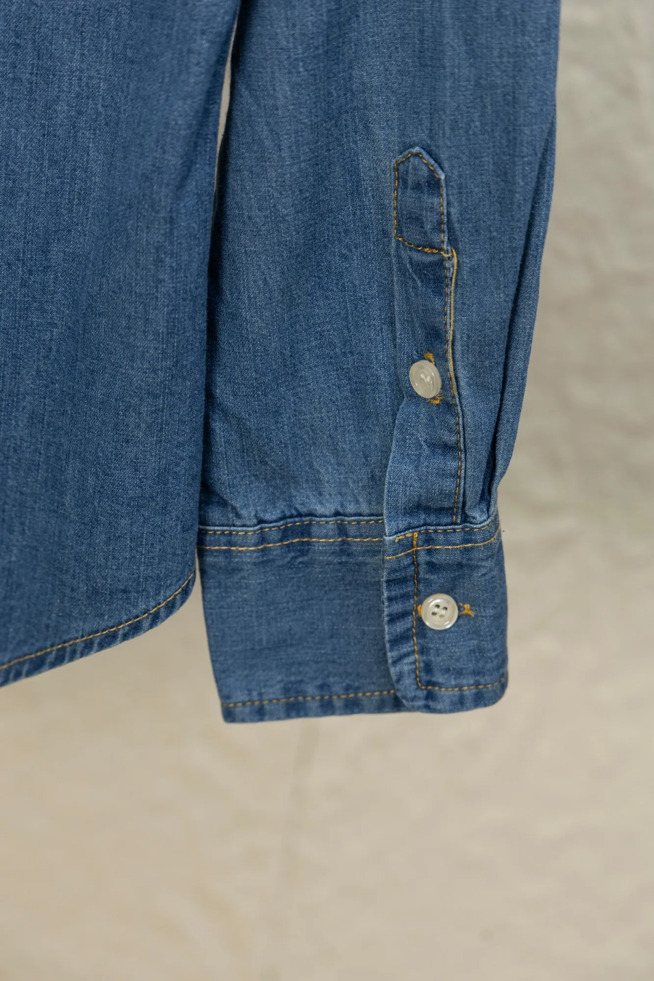 P240 Style number: JZ002 Rah Lauren colorful small label logo embroidered denim shirt. Same style for men and women. Complete with three labels. Complete package. Official website details consistent. Made of denim fabric. Denim fabric has been treated with a special process, soft yet crisp. Ready-to-wear washed. Skin-friendly and comfortable. Classic and invincible. Suitable for business and leisure. Collar buttons. Different currencies. All fabric accessories are original and the details are very good. Color: Denim blue Size: S M L XL